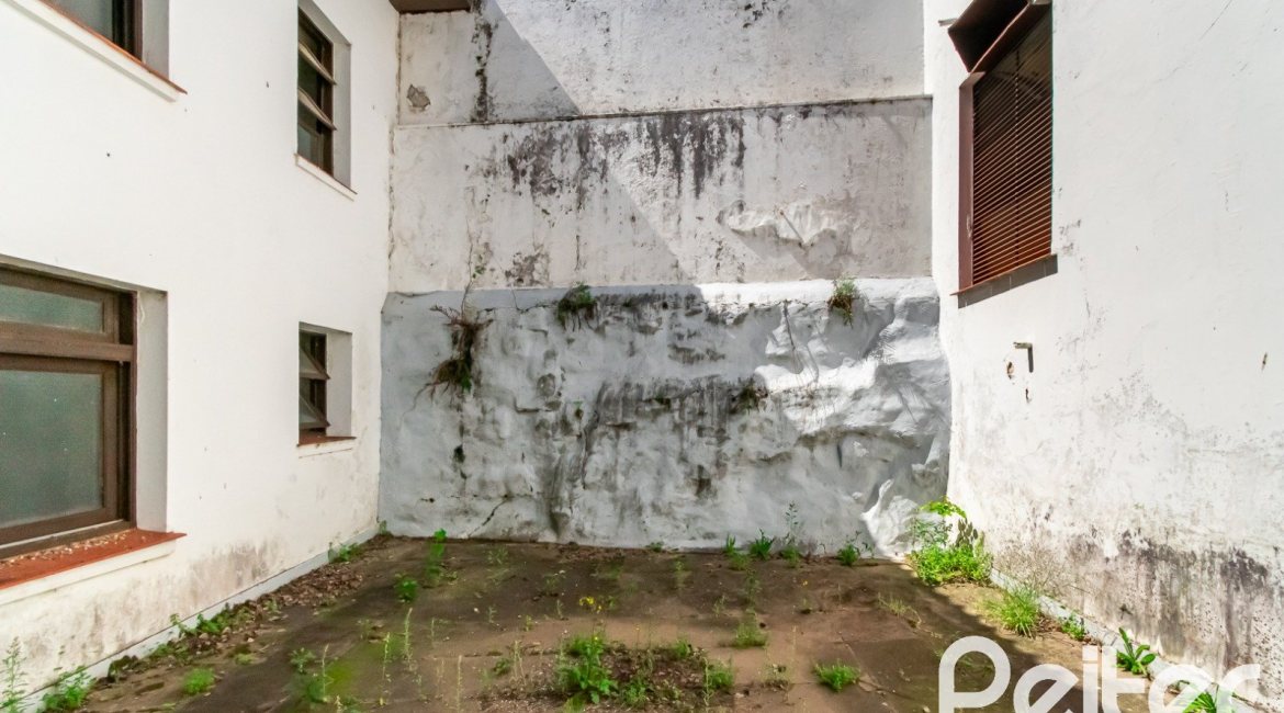 Casa à venda com 528m², 5 dormitórios, 3 suítes, 5 vagas, no bairro Vila Assunção em Porto Alegre