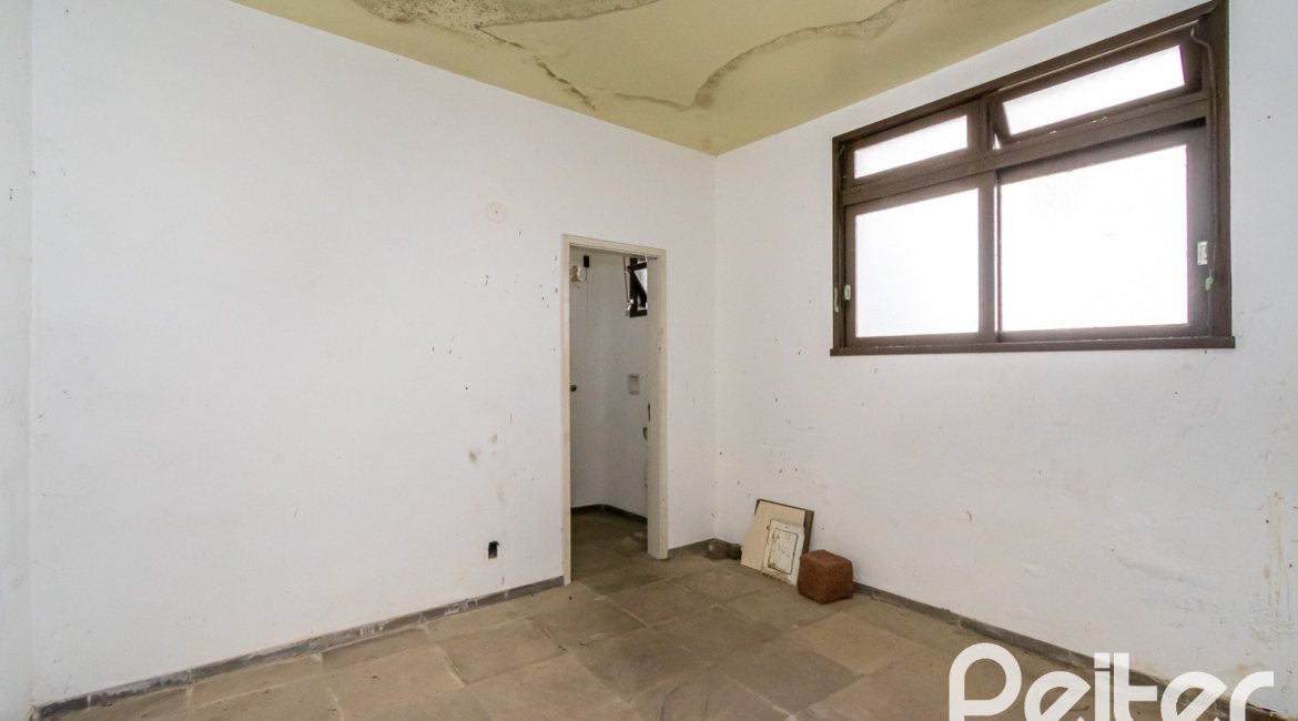 Casa à venda com 528m², 5 dormitórios, 3 suítes, 5 vagas, no bairro Vila Assunção em Porto Alegre