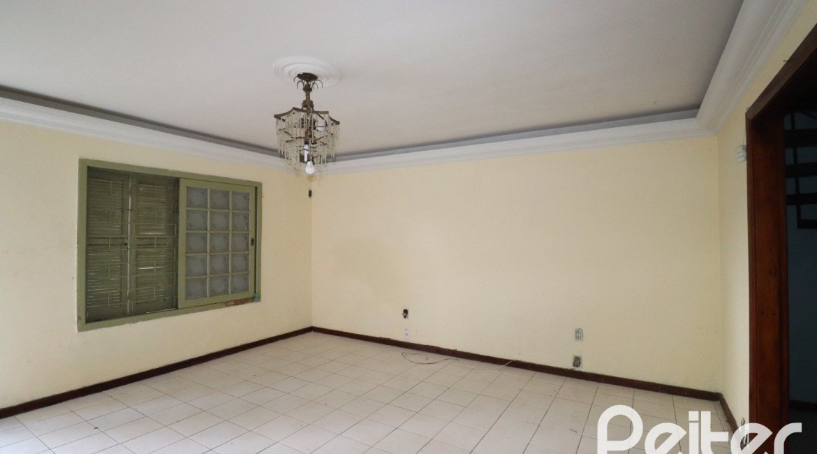 Casa à venda com 510m², 4 dormitórios, 4 vagas, no bairro Vila Nova em Porto Alegre