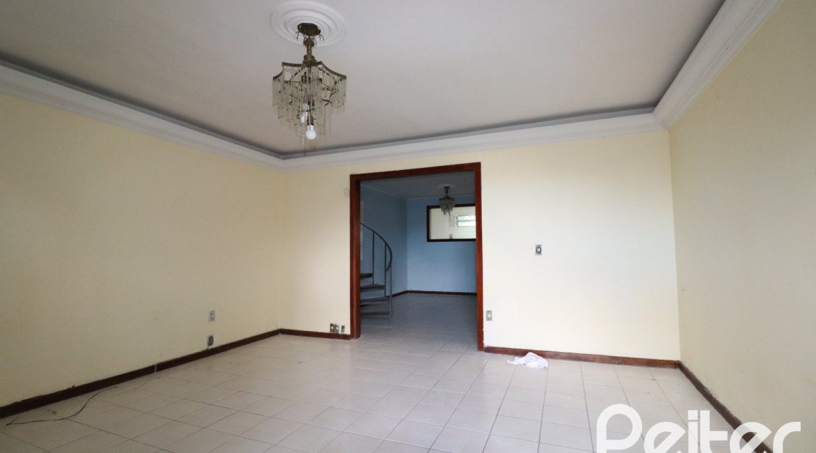 Casa à venda com 510m², 4 dormitórios, 4 vagas, no bairro Vila Nova em Porto Alegre