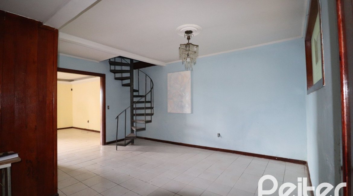 Casa à venda com 510m², 4 dormitórios, 4 vagas, no bairro Vila Nova em Porto Alegre