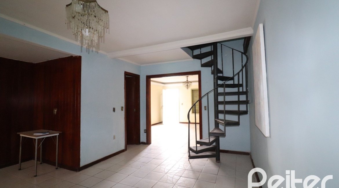 Casa à venda com 510m², 4 dormitórios, 4 vagas, no bairro Vila Nova em Porto Alegre