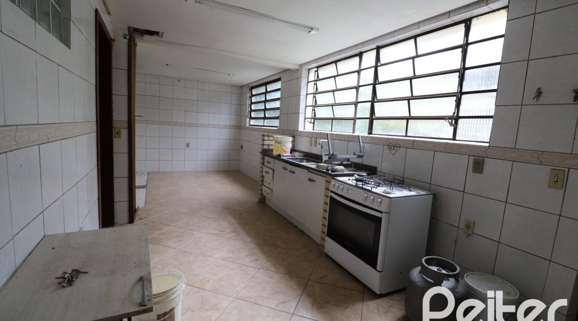 Casa à venda com 510m², 4 dormitórios, 4 vagas, no bairro Vila Nova em Porto Alegre