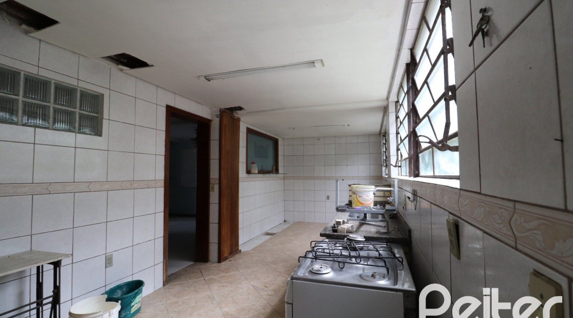 Casa à venda com 510m², 4 dormitórios, 4 vagas, no bairro Vila Nova em Porto Alegre