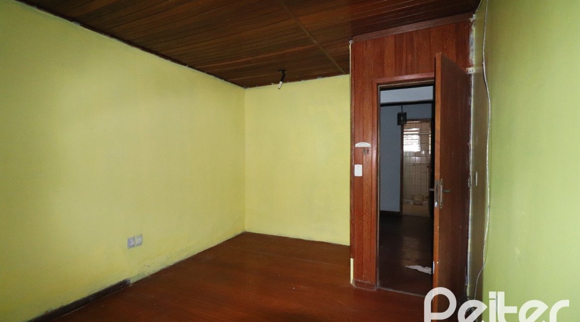 Casa à venda com 510m², 4 dormitórios, 4 vagas, no bairro Vila Nova em Porto Alegre
