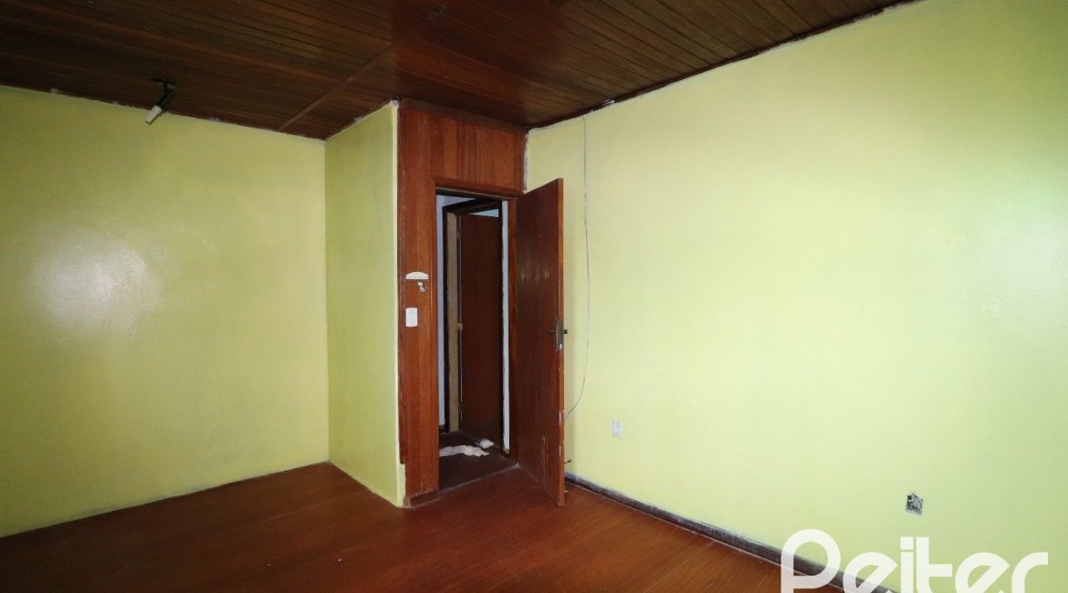 Casa à venda com 510m², 4 dormitórios, 4 vagas, no bairro Vila Nova em Porto Alegre