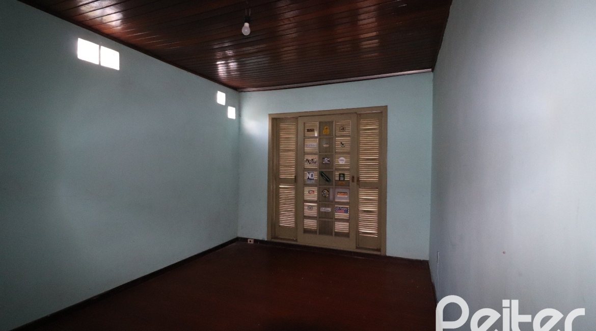 Casa à venda com 510m², 4 dormitórios, 4 vagas, no bairro Vila Nova em Porto Alegre