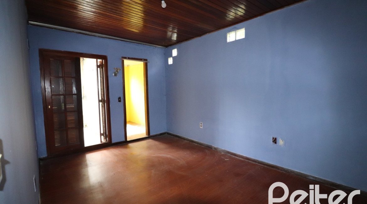Casa à venda com 510m², 4 dormitórios, 4 vagas, no bairro Vila Nova em Porto Alegre