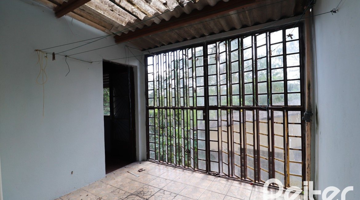 Casa à venda com 510m², 4 dormitórios, 4 vagas, no bairro Vila Nova em Porto Alegre