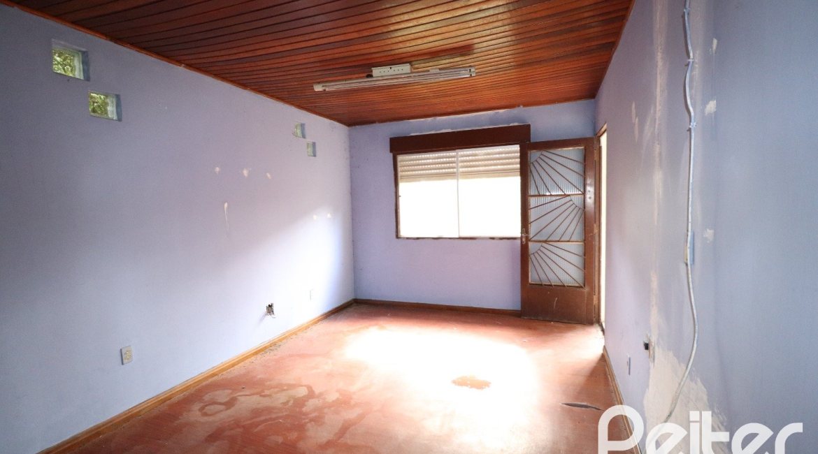 Casa à venda com 510m², 4 dormitórios, 4 vagas, no bairro Vila Nova em Porto Alegre