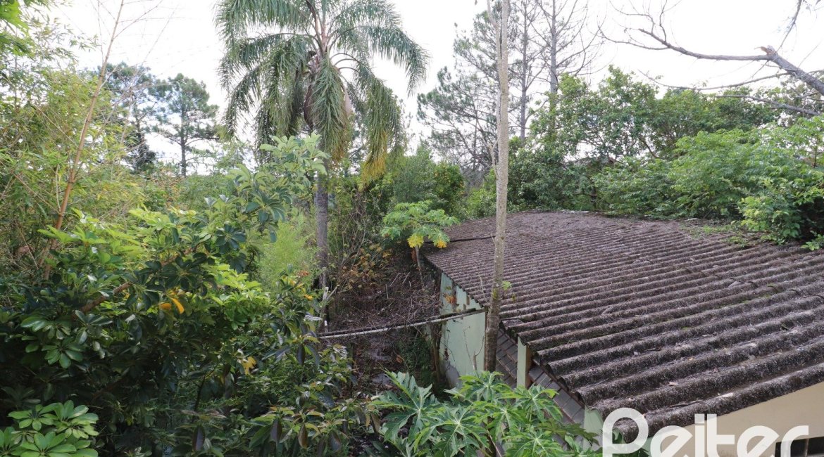 Casa à venda com 510m², 4 dormitórios, 4 vagas, no bairro Vila Nova em Porto Alegre