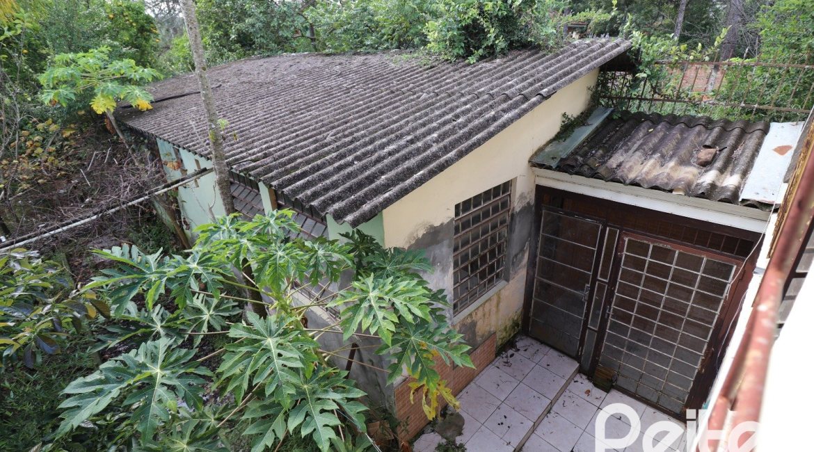 Casa à venda com 510m², 4 dormitórios, 4 vagas, no bairro Vila Nova em Porto Alegre