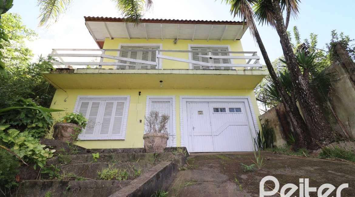 Casa à venda com 510m², 4 dormitórios, 4 vagas, no bairro Vila Nova em Porto Alegre