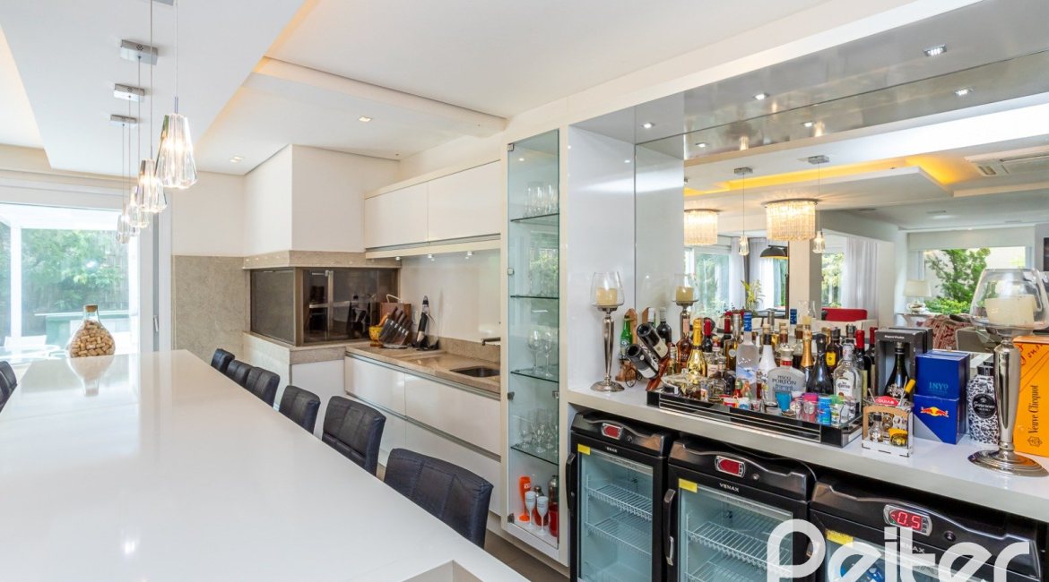 Casa em Condomínio à venda com 457m², 4 dormitórios, 4 suítes, 6 vagas, no bairro Pedra Redonda em PORTO ALEGRE
