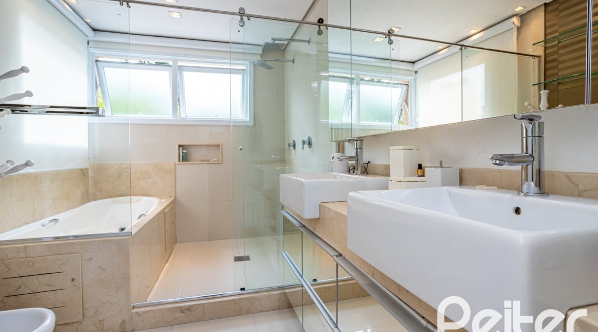 Casa em Condomínio à venda com 457m², 4 dormitórios, 4 suítes, 6 vagas, no bairro Pedra Redonda em PORTO ALEGRE
