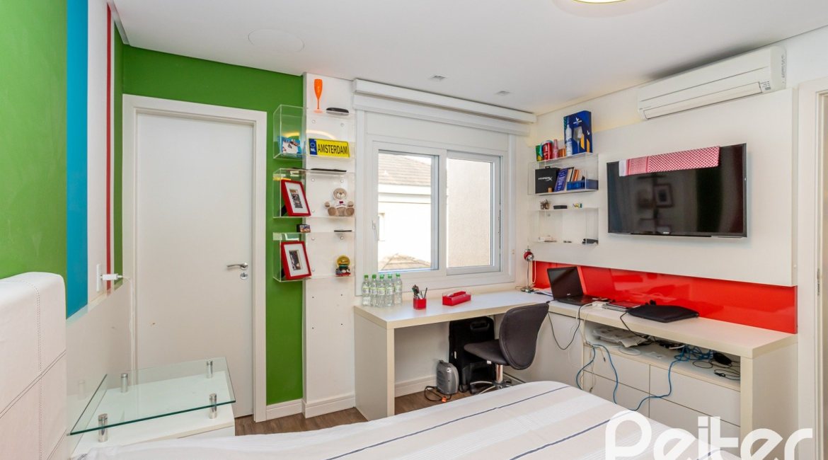 Casa em Condomínio à venda com 457m², 4 dormitórios, 4 suítes, 6 vagas, no bairro Pedra Redonda em PORTO ALEGRE