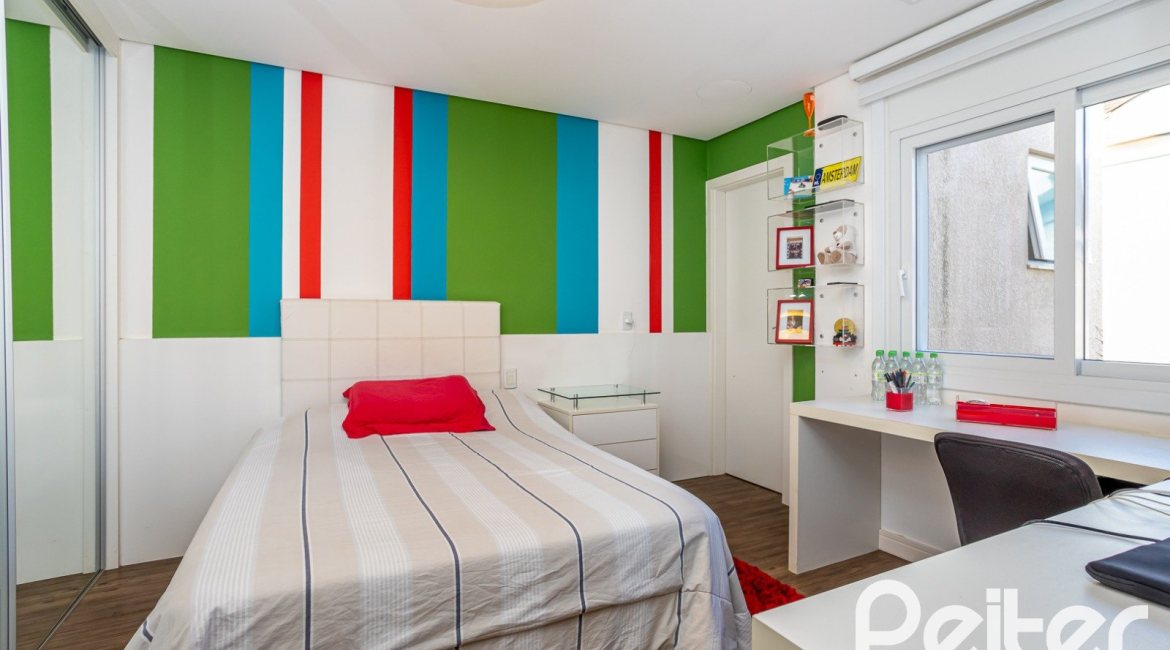 Casa em Condomínio à venda com 457m², 4 dormitórios, 4 suítes, 6 vagas, no bairro Pedra Redonda em PORTO ALEGRE