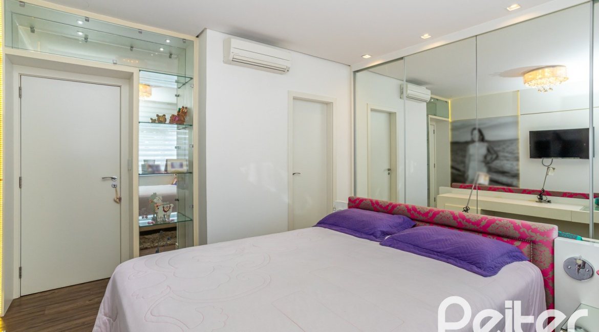 Casa em Condomínio à venda com 457m², 4 dormitórios, 4 suítes, 6 vagas, no bairro Pedra Redonda em PORTO ALEGRE