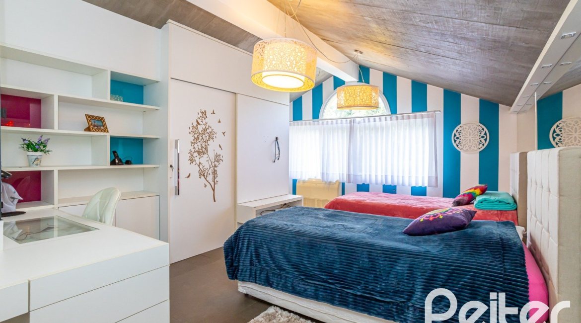Casa em Condomínio à venda com 457m², 4 dormitórios, 4 suítes, 6 vagas, no bairro Pedra Redonda em PORTO ALEGRE
