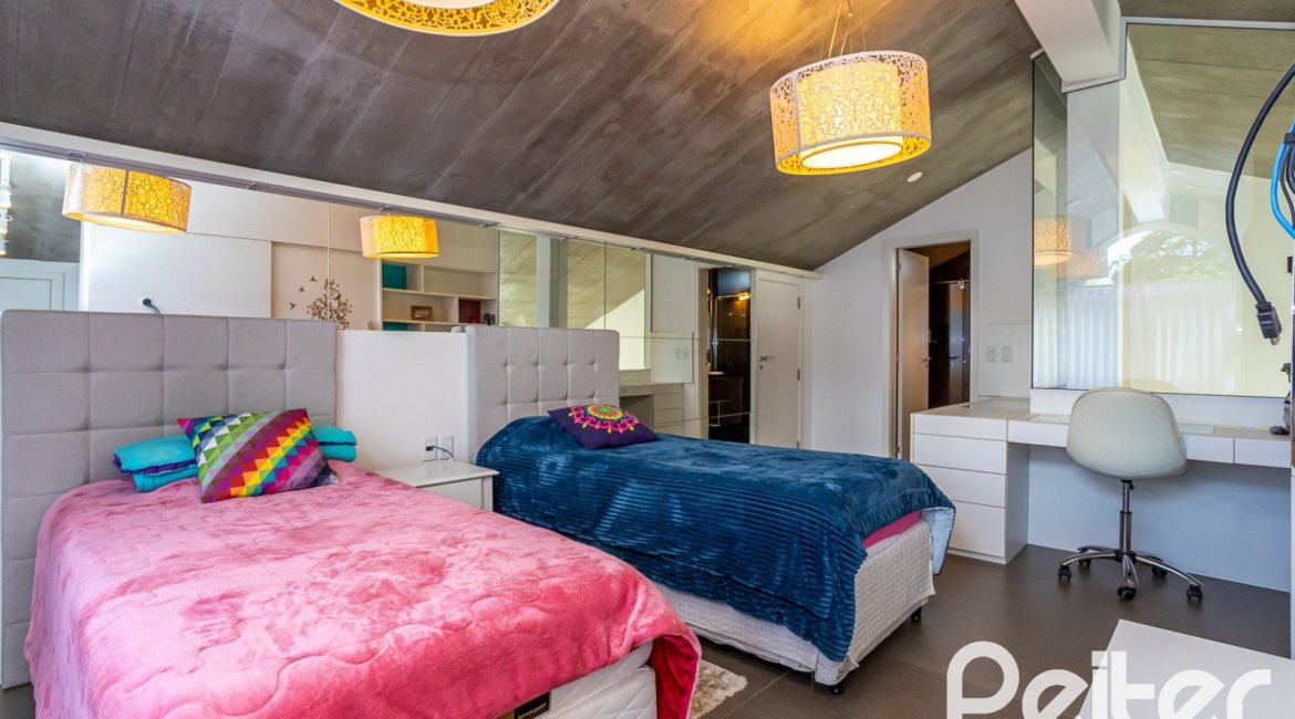 Casa em Condomínio à venda com 457m², 4 dormitórios, 4 suítes, 6 vagas, no bairro Pedra Redonda em PORTO ALEGRE