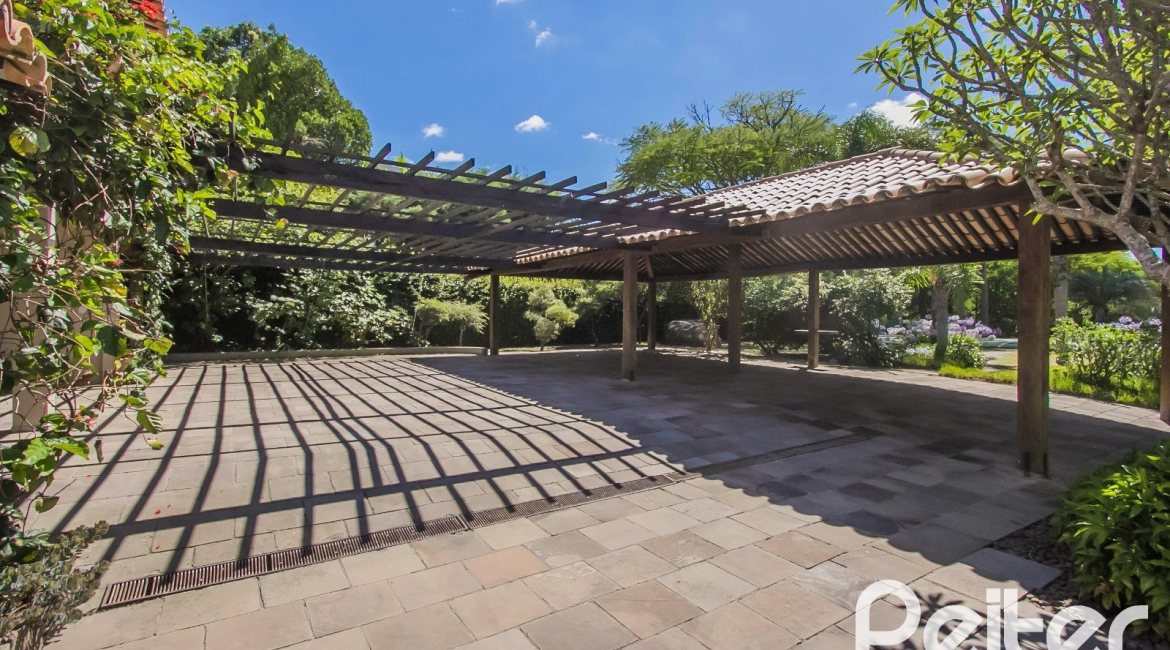 Casa em Condomínio à venda com 830m², 7 dormitórios, 3 suítes, 10 vagas, no bairro Cavalhada em PORTO ALEGRE
