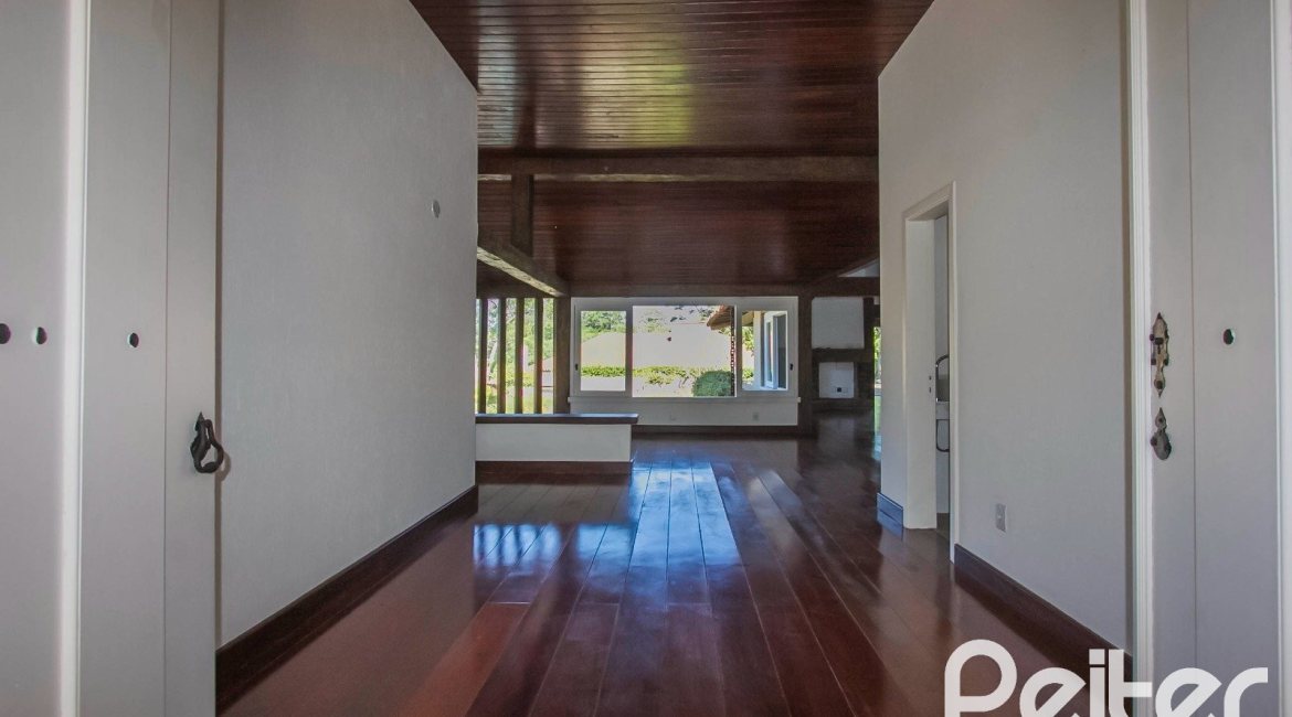 Casa em Condomínio à venda com 830m², 7 dormitórios, 3 suítes, 10 vagas, no bairro Cavalhada em PORTO ALEGRE