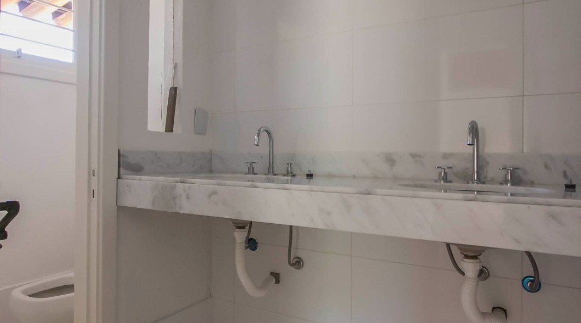 Casa em Condomínio à venda com 830m², 7 dormitórios, 3 suítes, 10 vagas, no bairro Cavalhada em PORTO ALEGRE