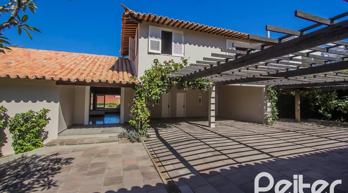Casa em Condomínio à venda com 830m², 7 dormitórios, 3 suítes, 10 vagas, no bairro Cavalhada em PORTO ALEGRE