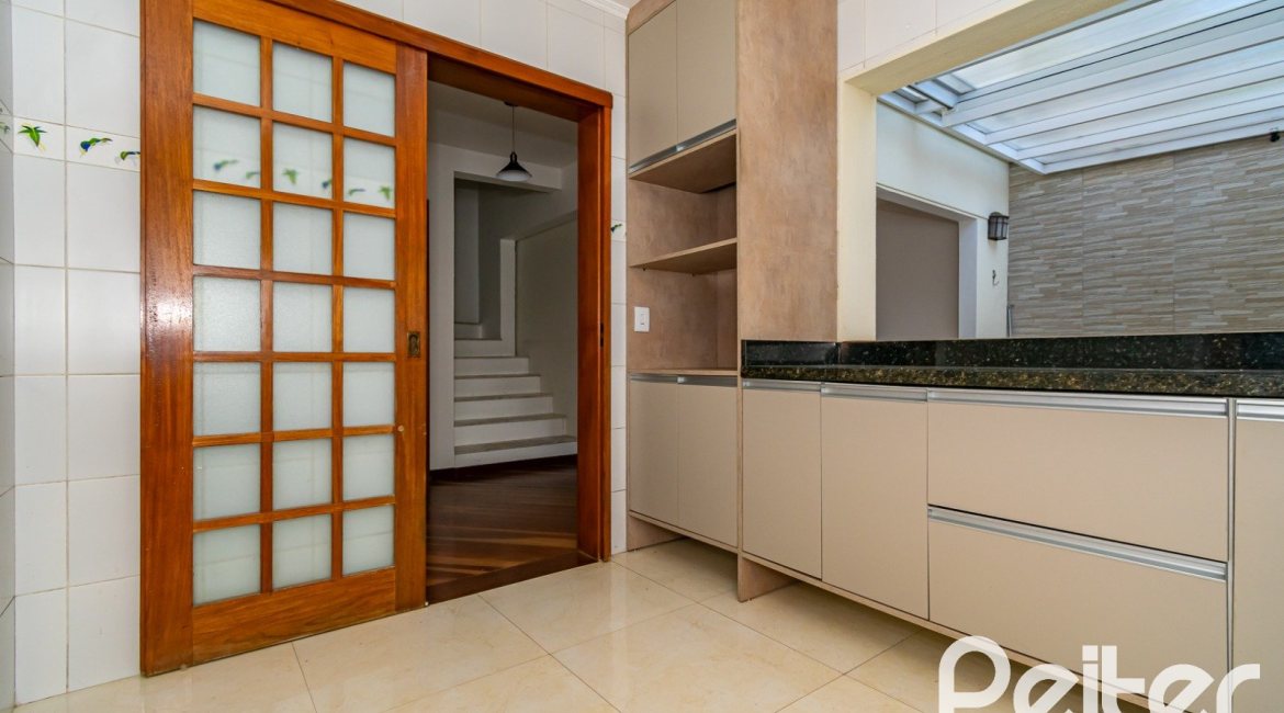 Casa à venda com 190m², 4 dormitórios, 2 suítes, 2 vagas, no bairro Espírito Santo em Porto Alegre