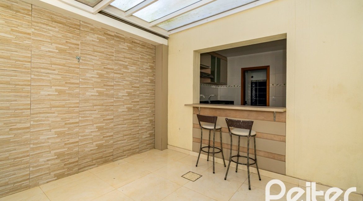 Casa à venda com 190m², 4 dormitórios, 2 suítes, 2 vagas, no bairro Espírito Santo em Porto Alegre