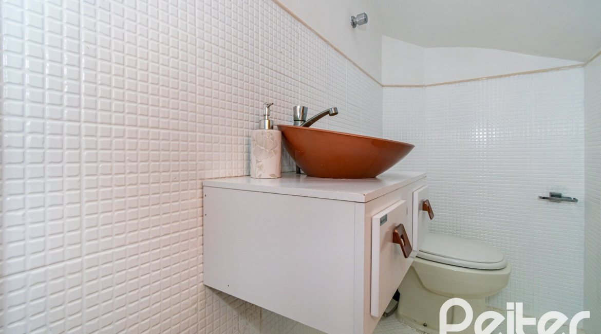 Casa à venda com 190m², 4 dormitórios, 2 suítes, 2 vagas, no bairro Espírito Santo em Porto Alegre