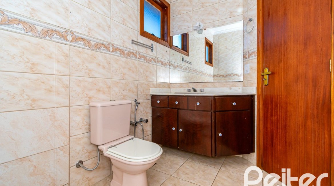 Casa à venda com 190m², 4 dormitórios, 2 suítes, 2 vagas, no bairro Espírito Santo em Porto Alegre