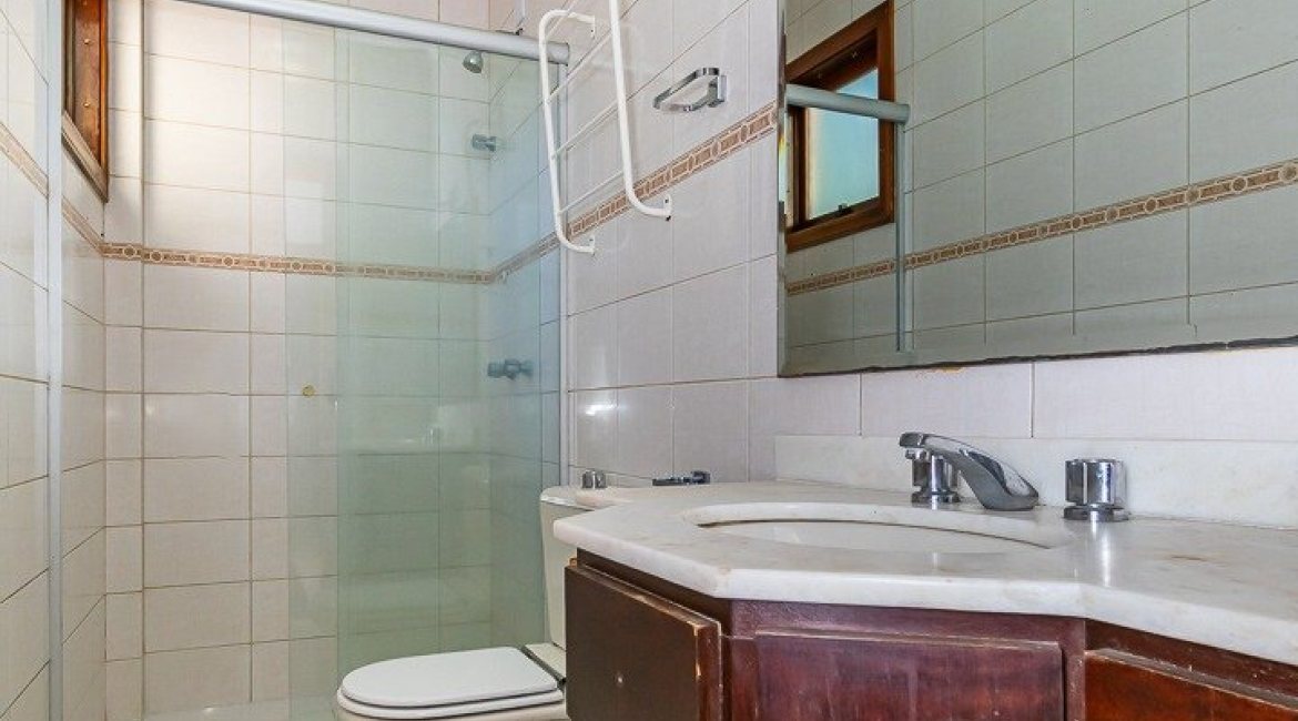 Casa à venda com 190m², 4 dormitórios, 2 suítes, 2 vagas, no bairro Espírito Santo em Porto Alegre