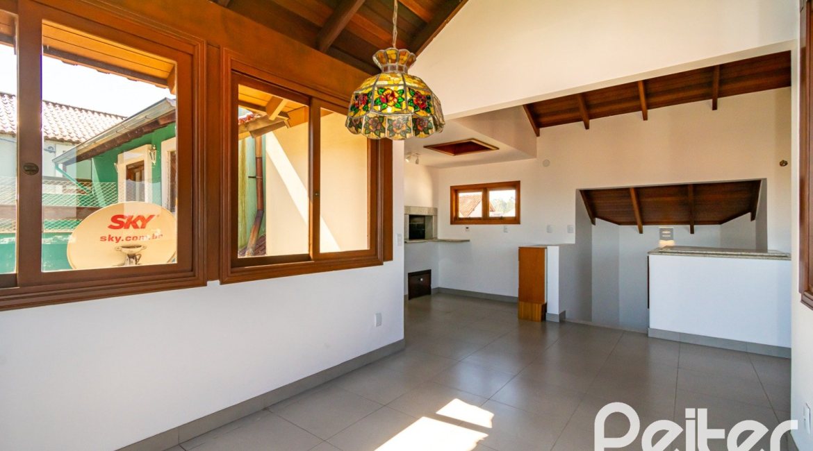 Casa à venda com 190m², 4 dormitórios, 2 suítes, 2 vagas, no bairro Espírito Santo em Porto Alegre