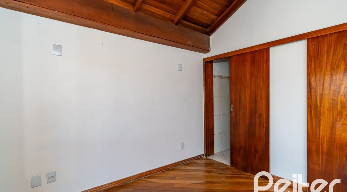 Casa à venda com 190m², 4 dormitórios, 2 suítes, 2 vagas, no bairro Espírito Santo em Porto Alegre