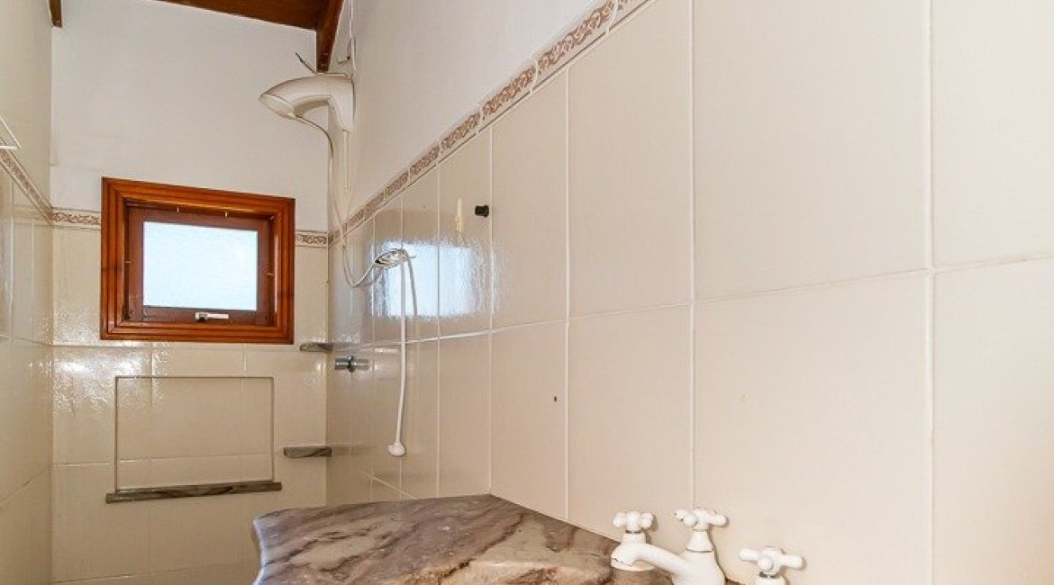 Casa à venda com 190m², 4 dormitórios, 2 suítes, 2 vagas, no bairro Espírito Santo em Porto Alegre