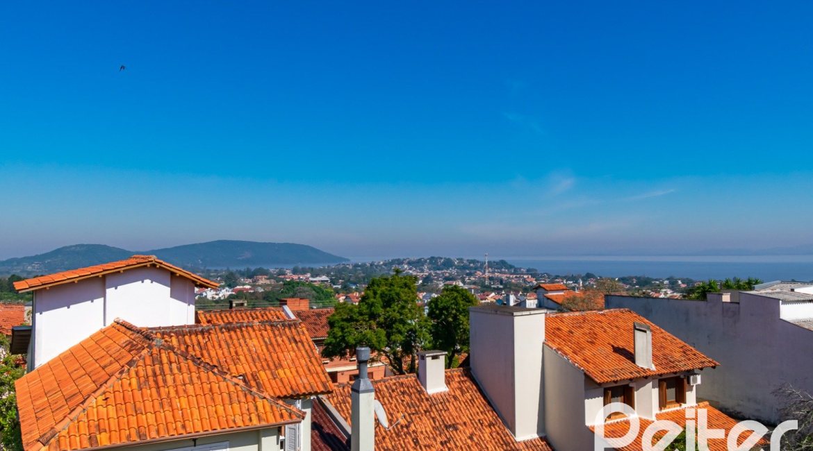 Casa à venda com 190m², 4 dormitórios, 2 suítes, 2 vagas, no bairro Espírito Santo em Porto Alegre