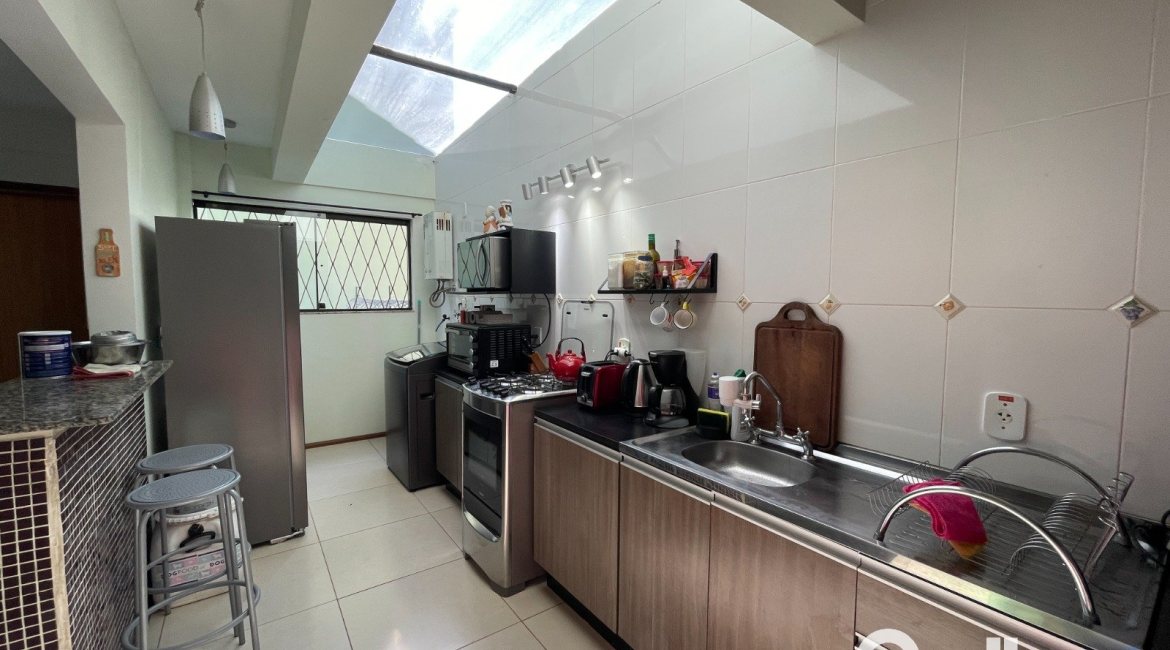 Casa em Condomínio à venda com 209m², 4 dormitórios, 1 suíte, 4 vagas, no bairro Tristeza em Porto Alegre