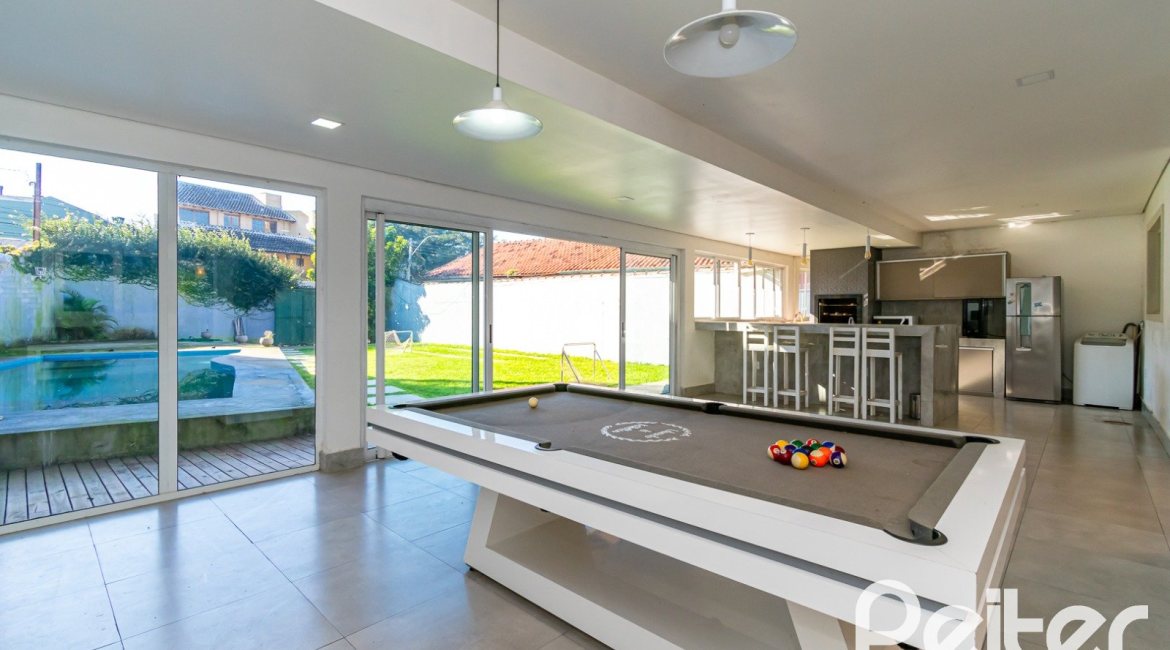 Casa à venda com 185m², 4 dormitórios, 1 suíte, 4 vagas, no bairro Guarujá em Porto Alegre