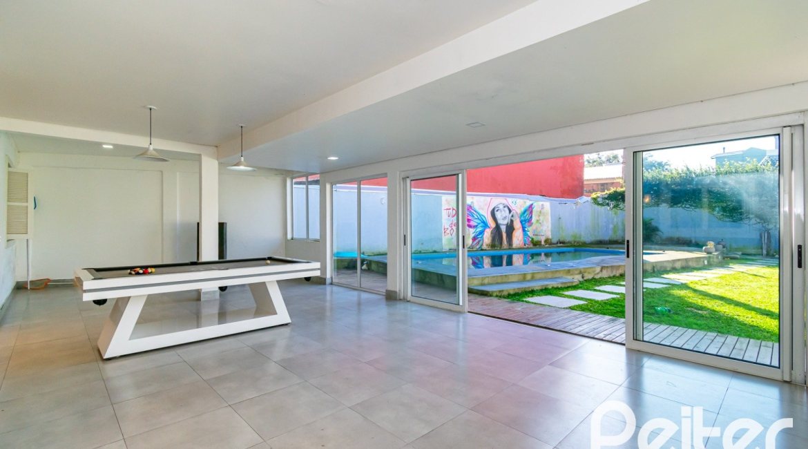 Casa à venda com 185m², 4 dormitórios, 1 suíte, 4 vagas, no bairro Guarujá em Porto Alegre