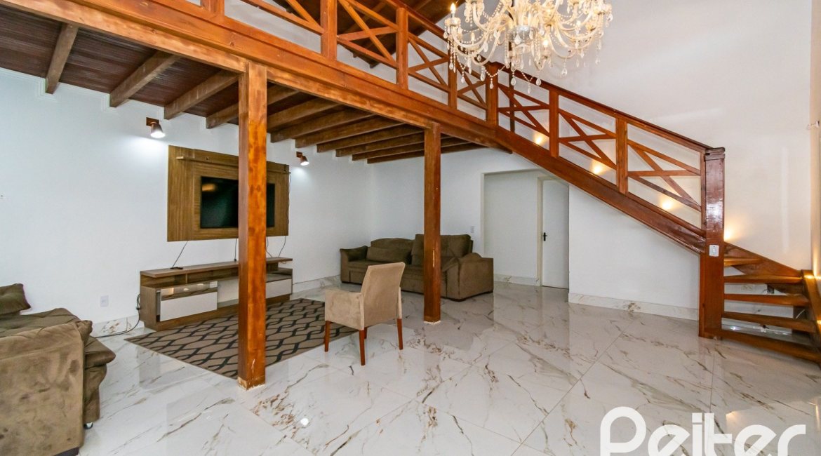 Casa à venda com 185m², 4 dormitórios, 1 suíte, 4 vagas, no bairro Guarujá em Porto Alegre