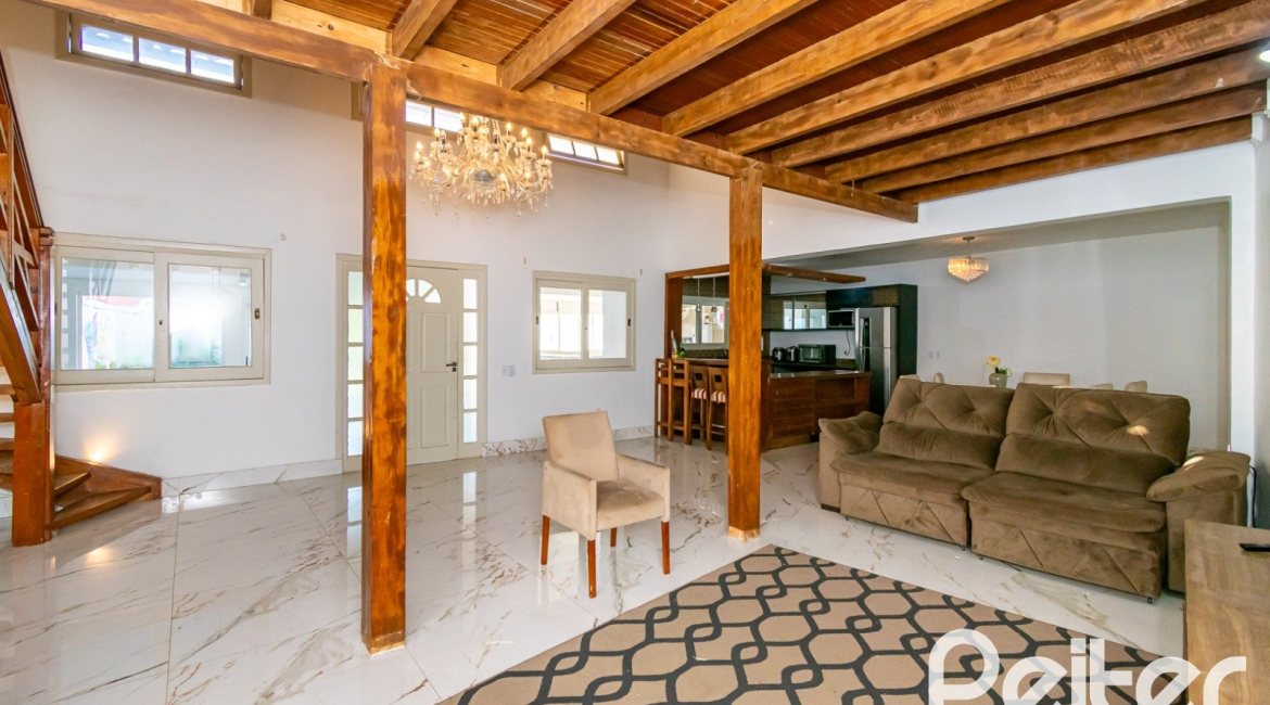 Casa à venda com 185m², 4 dormitórios, 1 suíte, 4 vagas, no bairro Guarujá em Porto Alegre