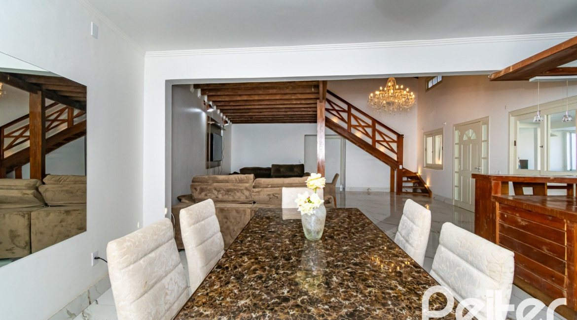 Casa à venda com 185m², 4 dormitórios, 1 suíte, 4 vagas, no bairro Guarujá em Porto Alegre
