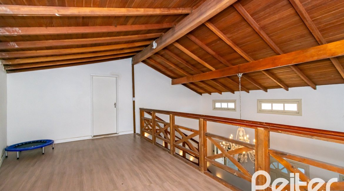 Casa à venda com 185m², 4 dormitórios, 1 suíte, 4 vagas, no bairro Guarujá em Porto Alegre