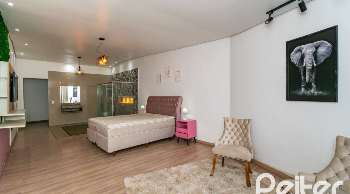 Casa à venda com 185m², 4 dormitórios, 1 suíte, 4 vagas, no bairro Guarujá em Porto Alegre