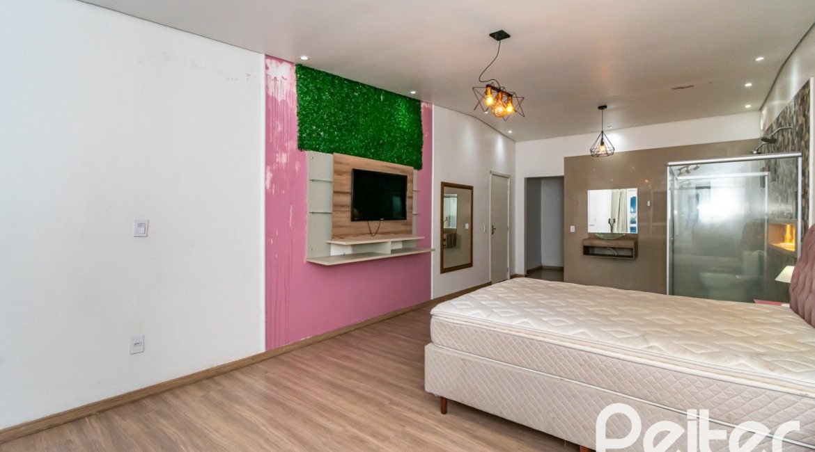 Casa à venda com 185m², 4 dormitórios, 1 suíte, 4 vagas, no bairro Guarujá em Porto Alegre