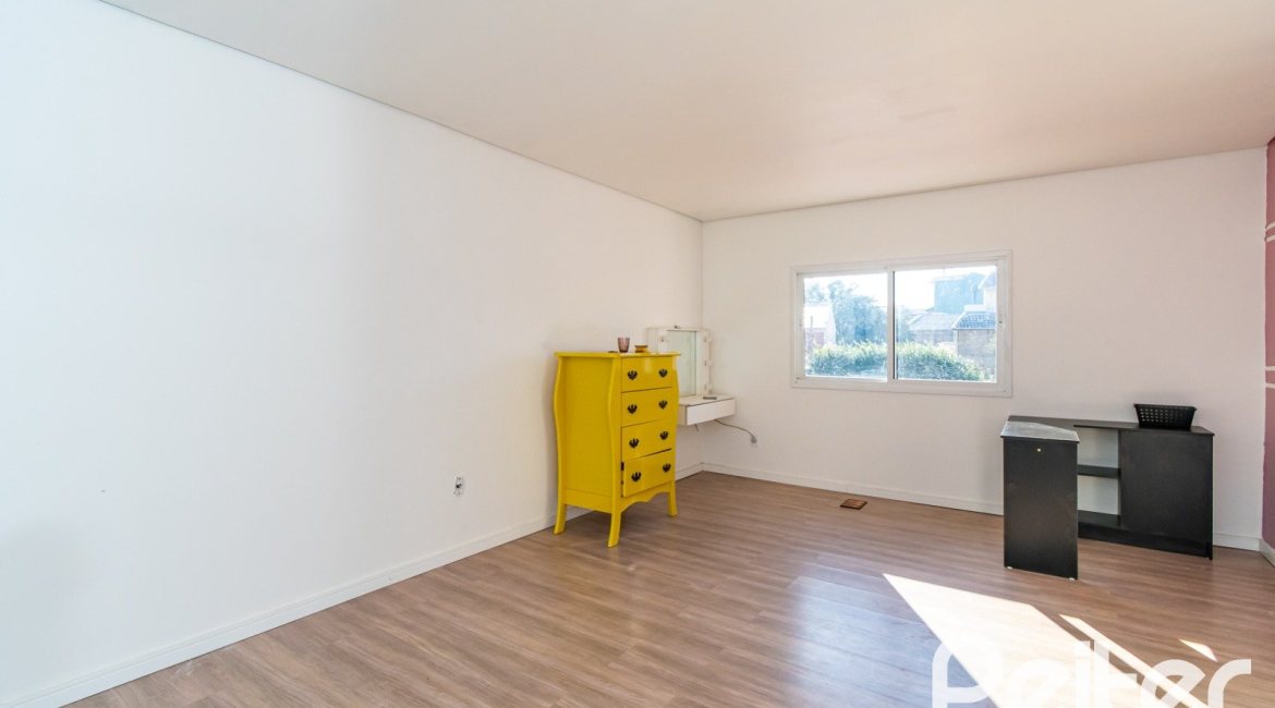 Casa à venda com 185m², 4 dormitórios, 1 suíte, 4 vagas, no bairro Guarujá em Porto Alegre