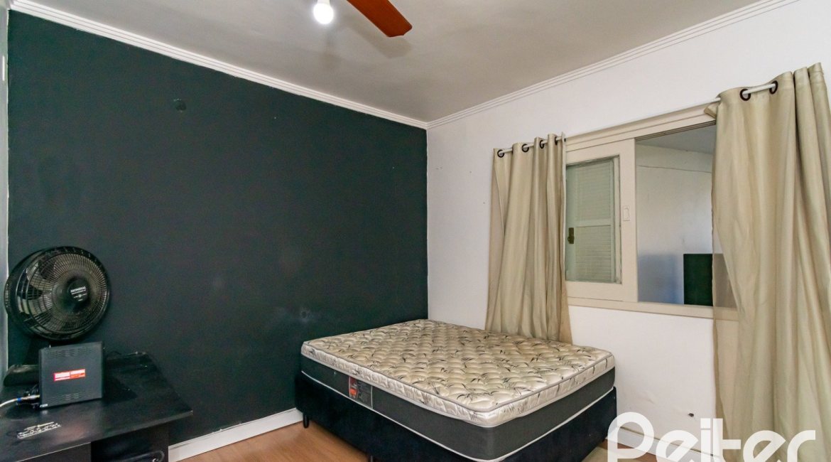 Casa à venda com 185m², 4 dormitórios, 1 suíte, 4 vagas, no bairro Guarujá em Porto Alegre