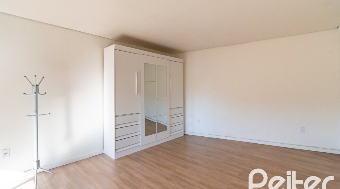 Casa à venda com 185m², 4 dormitórios, 1 suíte, 4 vagas, no bairro Guarujá em Porto Alegre