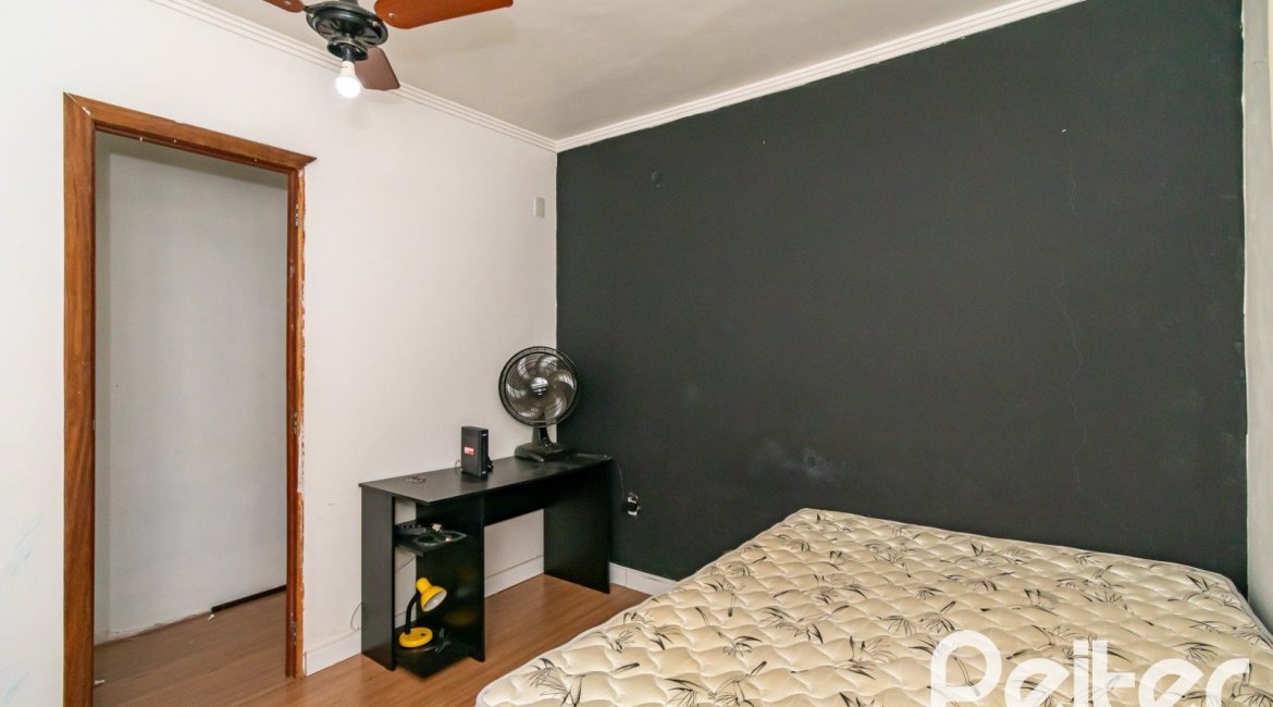 Casa à venda com 185m², 4 dormitórios, 1 suíte, 4 vagas, no bairro Guarujá em Porto Alegre